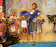 Ioanna Antonopoulou hieß die schöne Münchnerin griechischer Abstammung, die Jury und Saal am Besten von ihren Qualitäten zur Wiesn Dirndl 2015 überzeugen konnte.  (©Foto: Martin Schmitz)